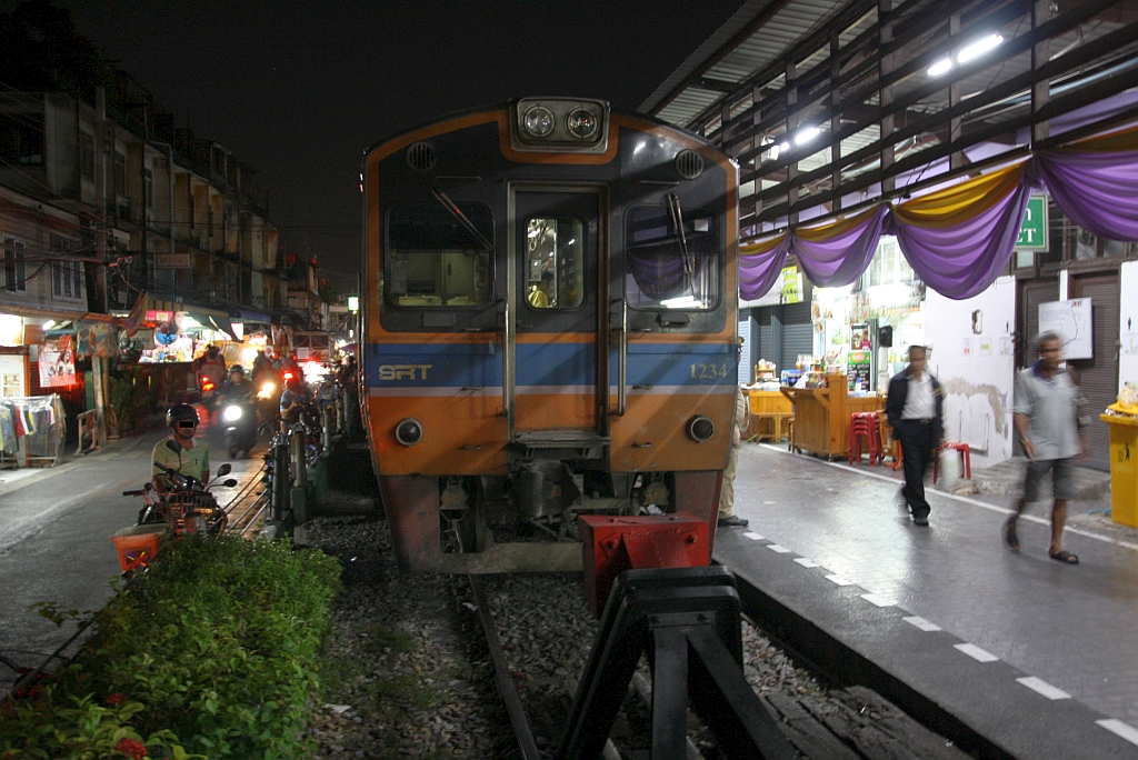 NKF 1234 (1A' 2', dh, Kawasaki, Bauj.1985) am 20.November 2019 nach der Ankunft als ORD 4308 von Mahachai in der Wongwian Yai Station.