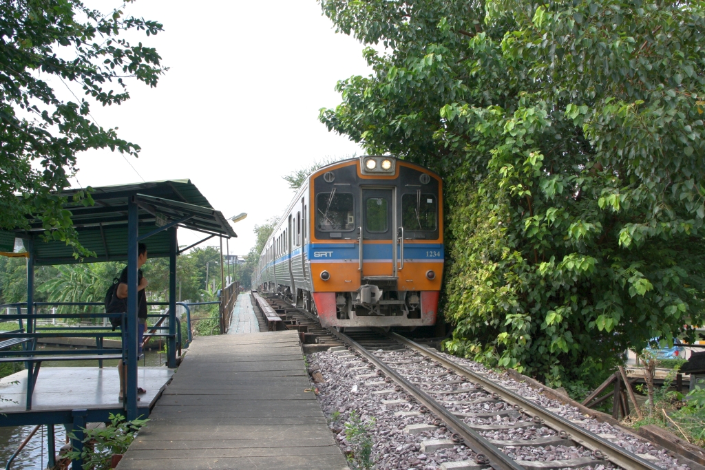 NKF 1234 (1A' 2', dh, Kawasaki, Bauj.1985) fährt am 05.November 2016 in die Chom Thong Station ein. 