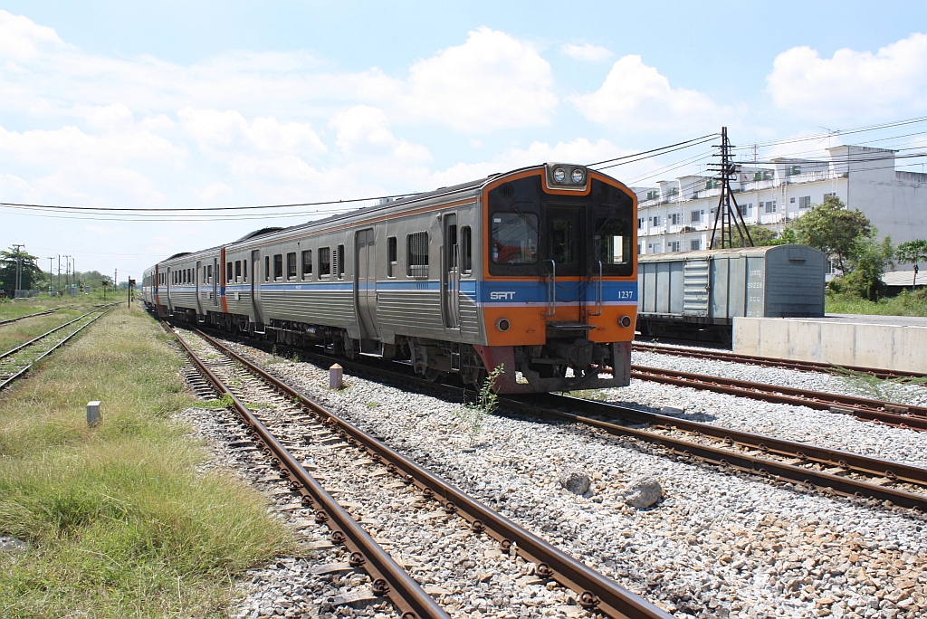 NKF 1237 als erstes Fahrzeug des ORD 280 (Aranyaprathet - Hua Lamphong) am 29.Mai 2013 bei der Einfahrt in den Bf. Cahchoensao Jct.