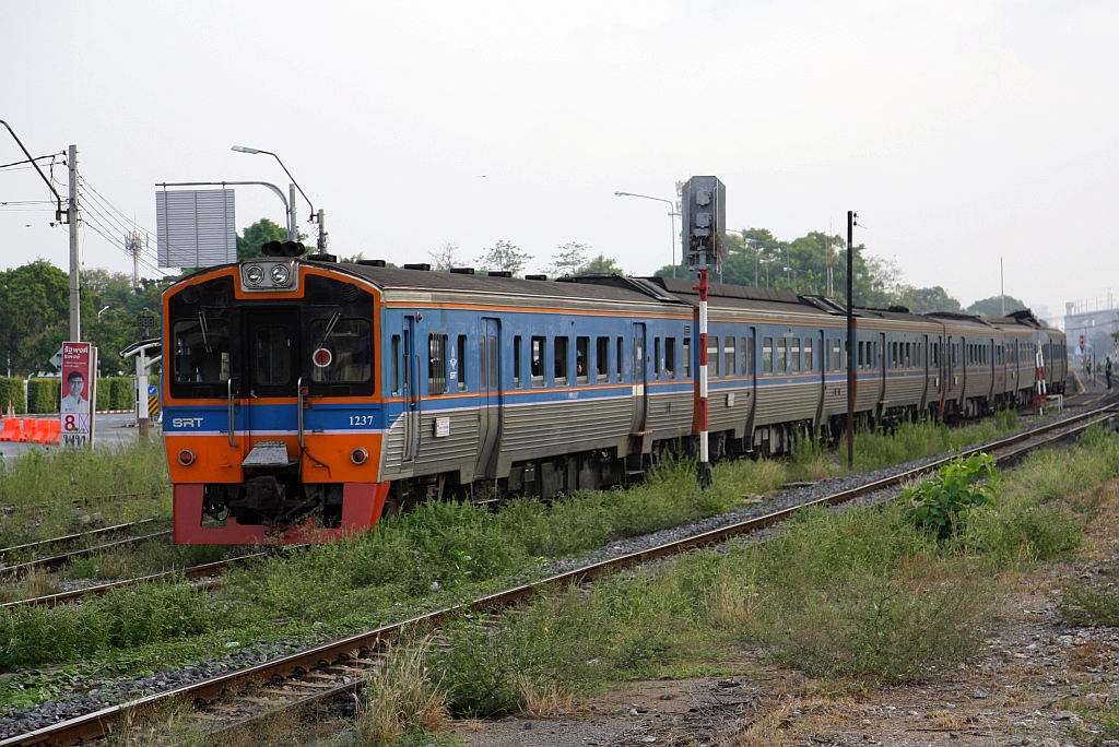 NKF 1237 als letztes Fahrzeug des Excursion 909 (Hua Lamphong - Nam Tok) fährt am 29.April 2023 in die Bang Sue Junction ein. Der vordere Zugteil ist der Excursion 911 (Hua Lamphong - Suan Soan Pradipat). Die beiden, an Samstag, Sonntag und Feiertags verkehrenden Züge werden bei der Hinfahrt bis Nakhon Pathom vereint geführt.