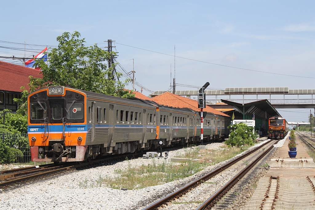 NKF 1237 als letztes Fahrzeug des ORD 280 (Aranyaprathet - Hua Lamphong) am 29.Mai 2013 bei der Einfahrt in den Bf. Cahchoensao Jct. Rechts wartet die ADD 4415 (Co'Co', de, Alsthom, Bj.1985) dem ORD 281 auf die Weiterfahrt nach Kabin Buri.