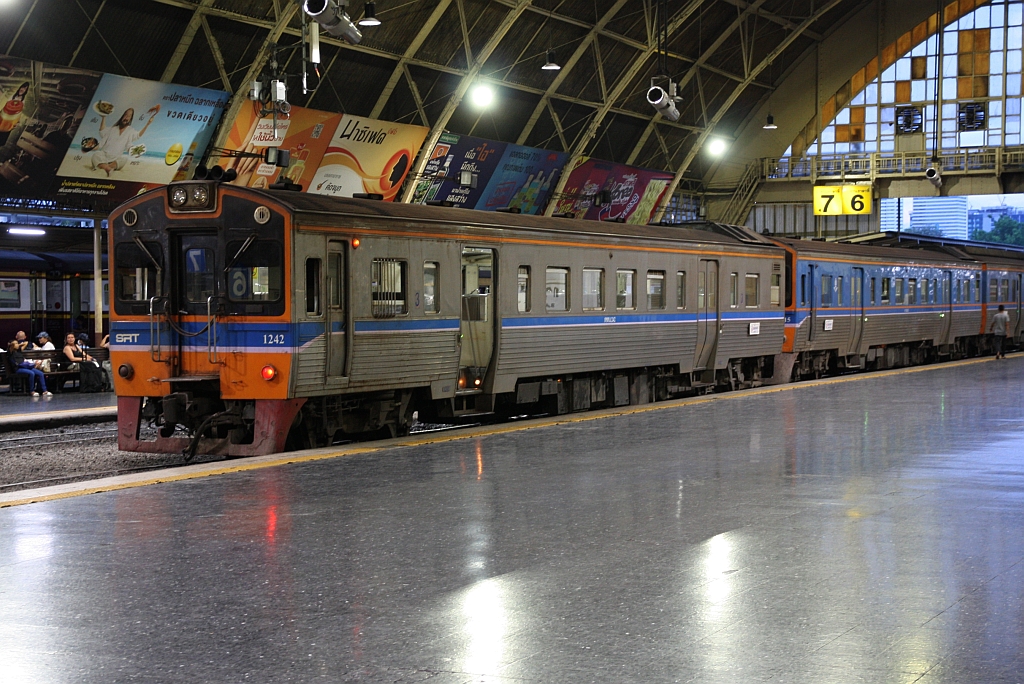 NKF 1242 (Tokyu, Fuji Heavy Industries and Nippon Sharyo, Bauj. 1985) am Abend des 02.Mai 2018 in der Halle des Bf. Hua Lamphong. 