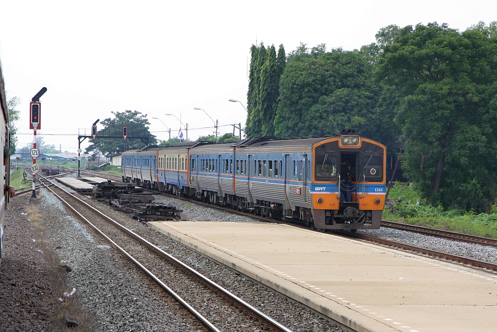 NKF 1243 am 24.Oktober 2016 als letztes Fahrzeug des EXP 72 von Sikhoraphum nach Bangkok-Hua Lamphong bei der Durchfahrt im Bf. Ban Ma.
