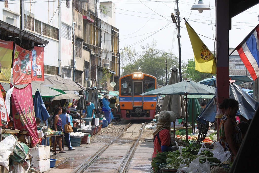 NKF 1248 am 21.März 2014 beim Verschub im Bf. Mahachai. 

