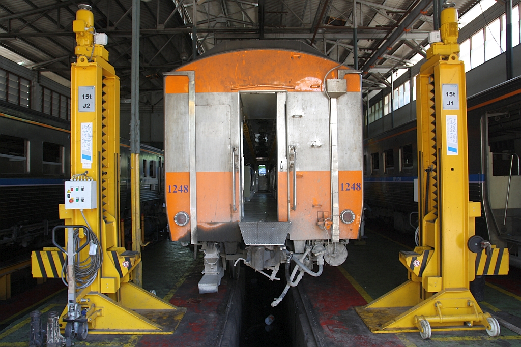 NKF 1248 erhält im Depot Mahachai eine planmäßige Wartung. Bild vom 04.Juni 2018.