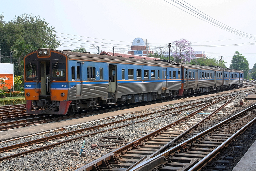 NKF 1259 als letztes Fahrzeug des LOC 402 nach Lop Buri am 28.März 2023 in der Phitsanulok Station.