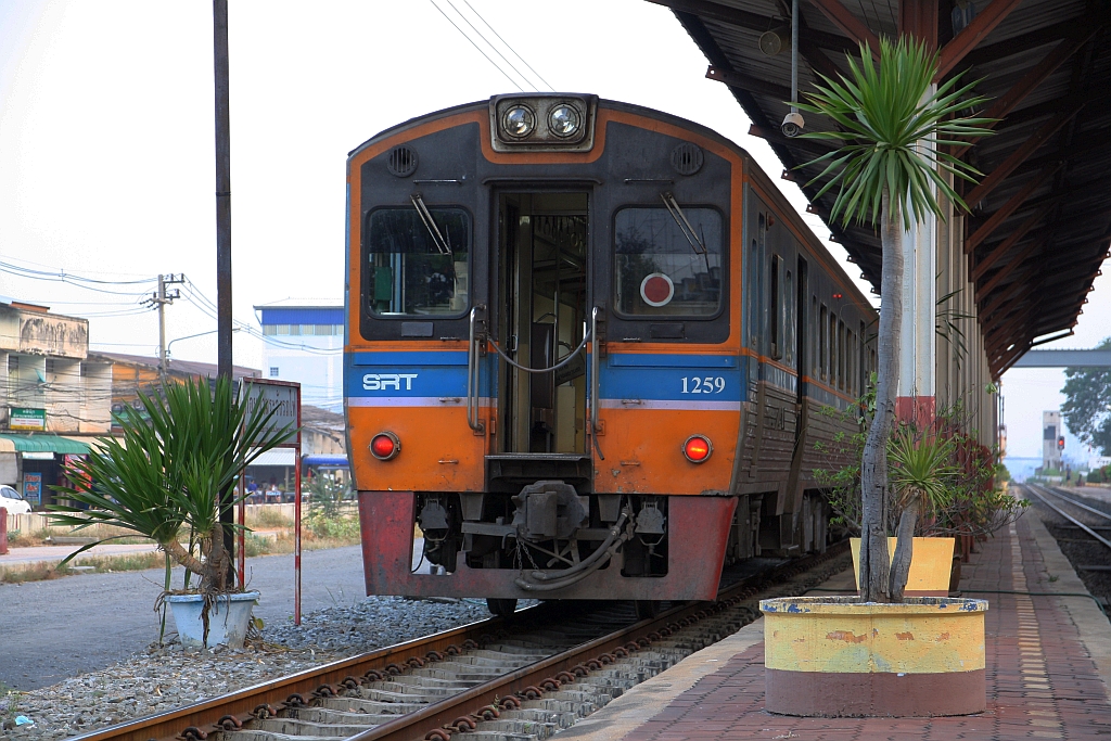 NKF 1259 als letztes Fahrzeug des LOC 402 (Phitsanulok - Lop Buri) am 29.März 2023 in der Ban Takhli Station.