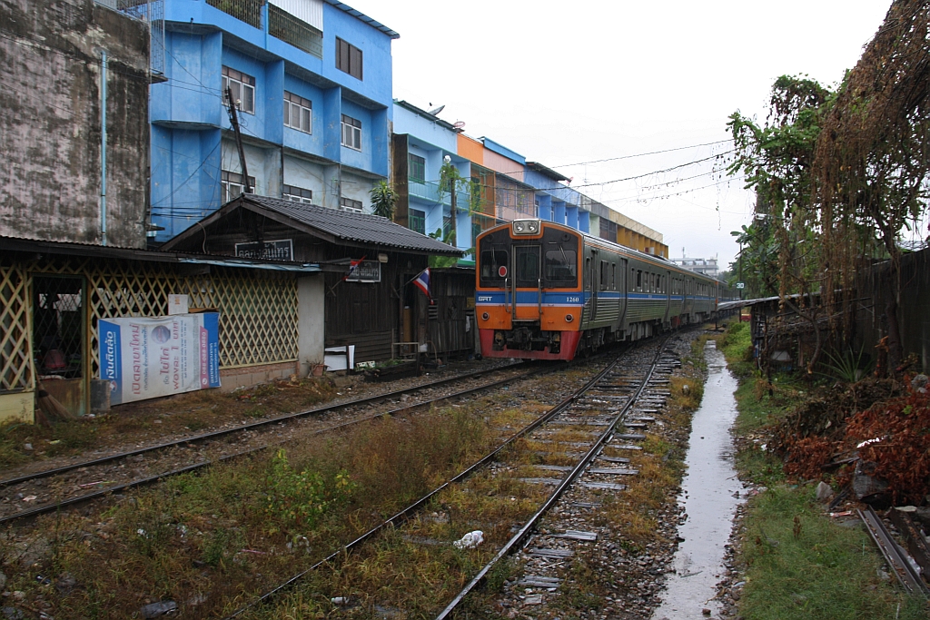 NKF 1260 (1A'2', dh, Kinki, Bauj.1985) als letztes Fahrzeug des ORD 4322 (Mahachai - Wongwian Yai) am 10.Jänner 2018 in der Klong Ton Sai Station.