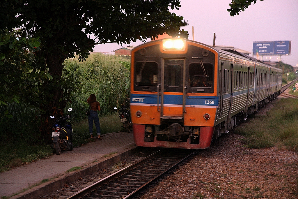 NKF 1260 (1A'2', dh, Kinki, Bauj.1985) fährt am Abend des 20.November 2019 als ORD 4327 (Wongwian Yai - Mahachai) in die Khok Khwai Station ein.