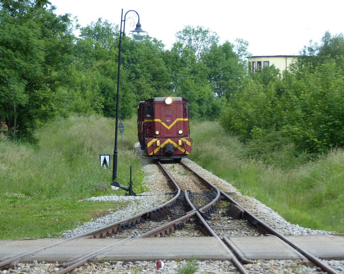 NKW Lxd2-472  Rewal  mit einem Zug aus Pogorzelica, am 12.06.2018 bei der Einfahrt in Trzęsacz.