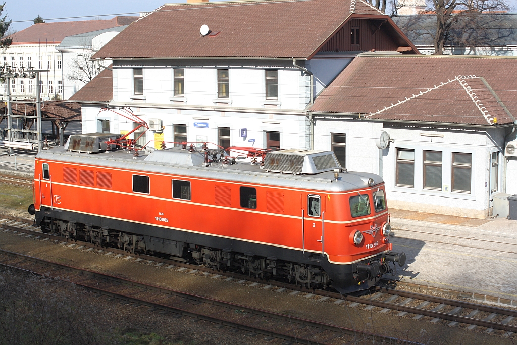 NLB 1110 505-5 fährt am 13.Februar 2016 als SLZ 96038 durch den Bf. Traismauer.