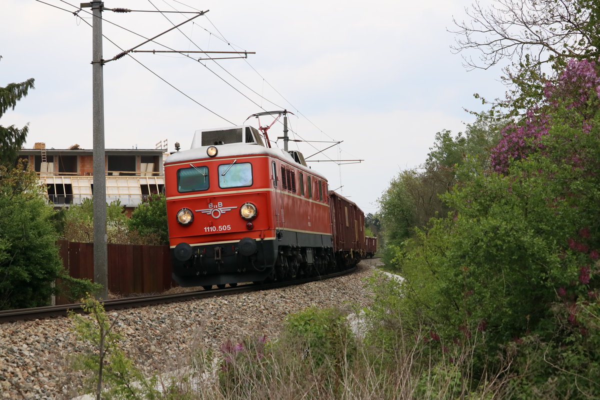 NLB 1110.505 am 20.4.2017 mit dem GAG 61891 kurz nach dem Bahnhof Stockerau Fahrtrichtung Hausleiten.