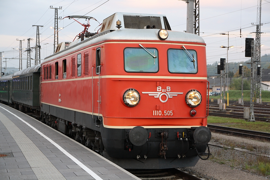 NLB 1110.505 am 23.September 2017 vor dem SR 14705 (Frankenmarkt - Graz) im Bahnhof Attnang-Puchheim.