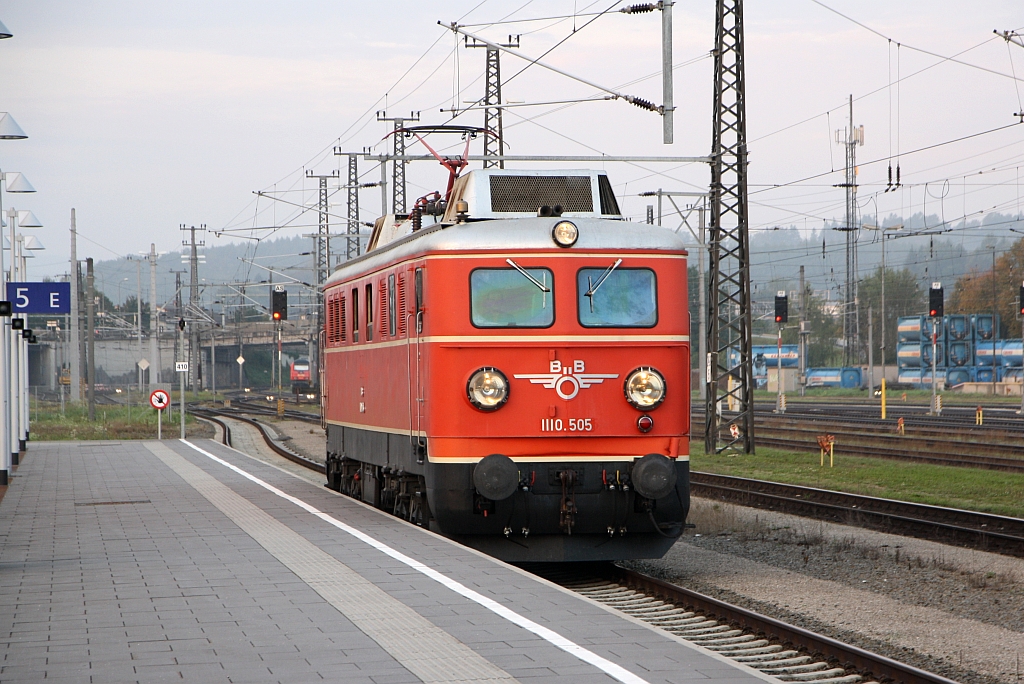 NLB 1110.505 am 23.September 2017 im Bahnhof Attnang-Puchheim.