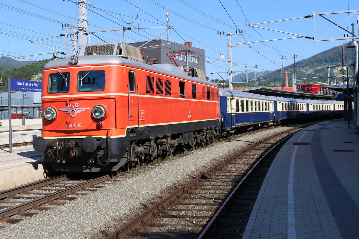 NLB 1110.505 am 28.5.2017 im Bahnhof Bruck a.D.Mur mit dem SR14481 am Weg nach Graz Hbf