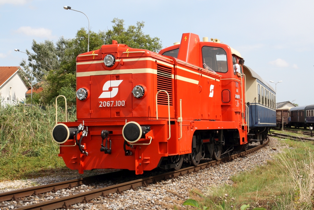 NLB 2067.100 fährt am 27.August 2023 als Verschubfahrt von Mistelbach in Mistelbach Lokalbahn ein.