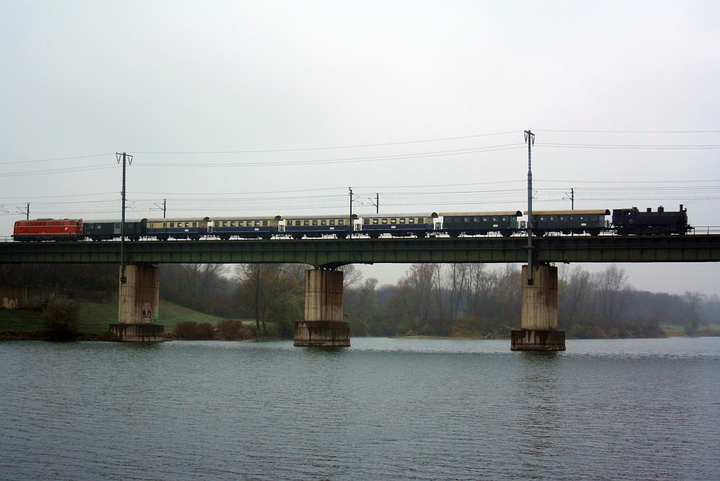 NLB 2143 070-7 und 93.1420 am 29.November 2014 mit dem SLP 17892 auf der Brücke über das Entlastungsgerinne nahe der Hst. Lobau.