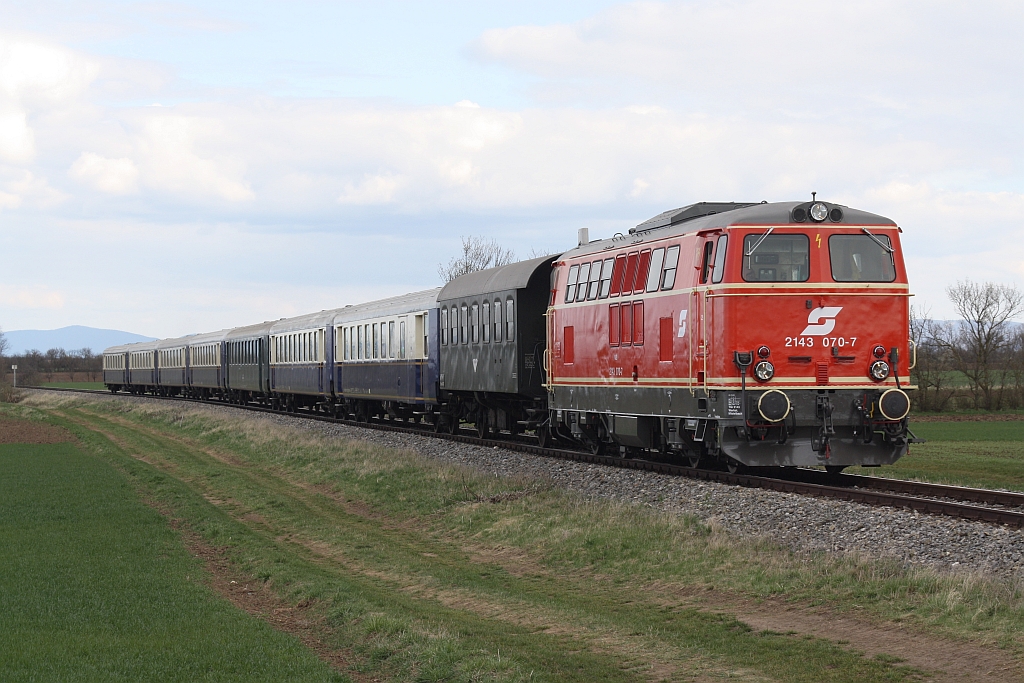 NLB 2143 070-7 am 05.April 2015 mit dem SLP 93955 zwischen Hohenau und Dobermannsdorf.