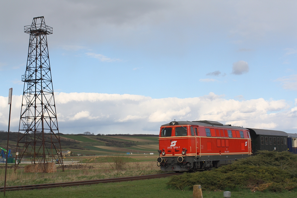 NLB 2143 070-7 am 05.April 2015 vor dem SLP 93955 in Neusiedl an der Zaya.