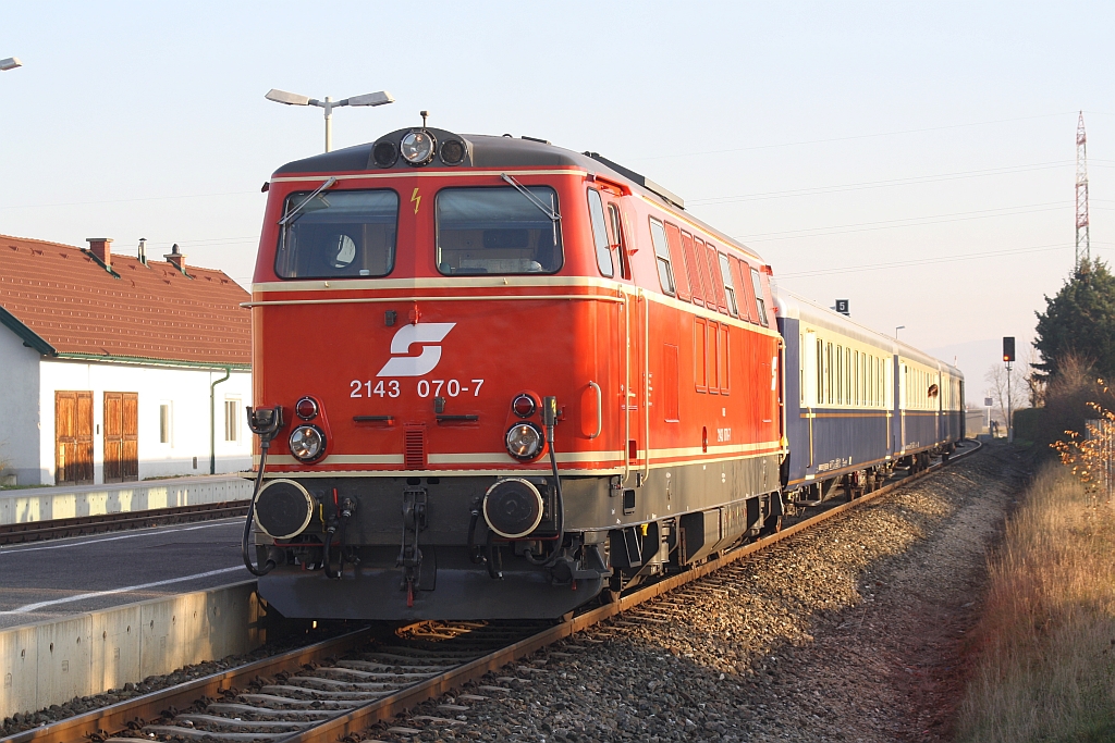 NLB 2143 070-7 am 05.Dezember 2015 vor dem SR 17629 in Bad Fischau-Brunn.
