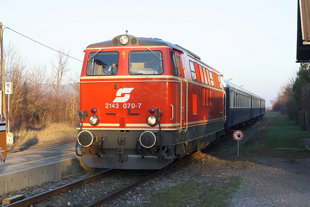 NLB 2143 070-7 am 05.Dezember 2015 nach der Ankunft mit dem SR 17629 in Willendorf.