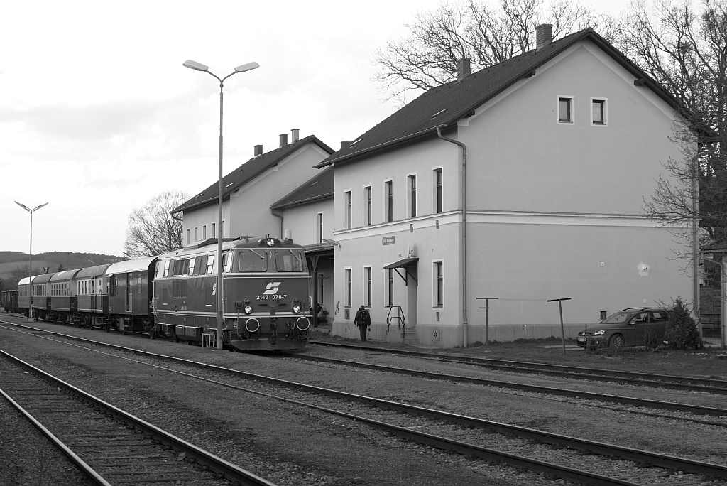 NLB 2143 070-7 am 06.April 2015 abfahrbereit mit dem SR 14517 in Mistelbach Lokalbahn.
