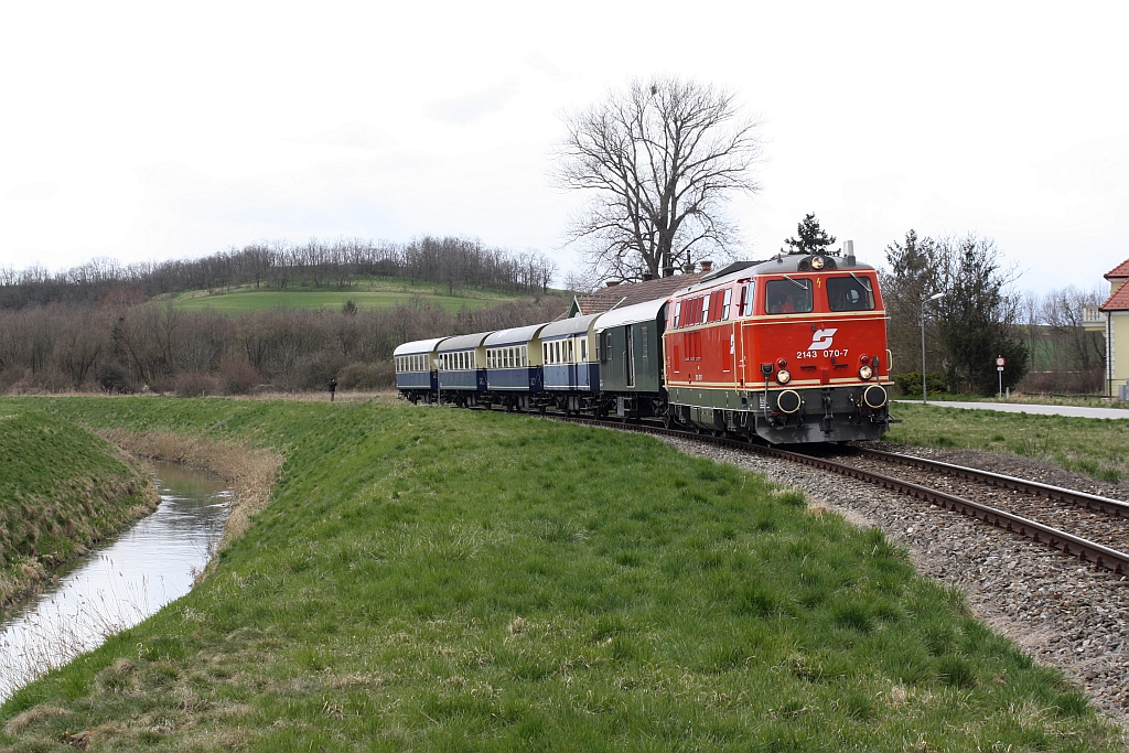 NLB 2143 070-7 am 06.April 2015 mit dem SR 14517 in Hauskirchen.
