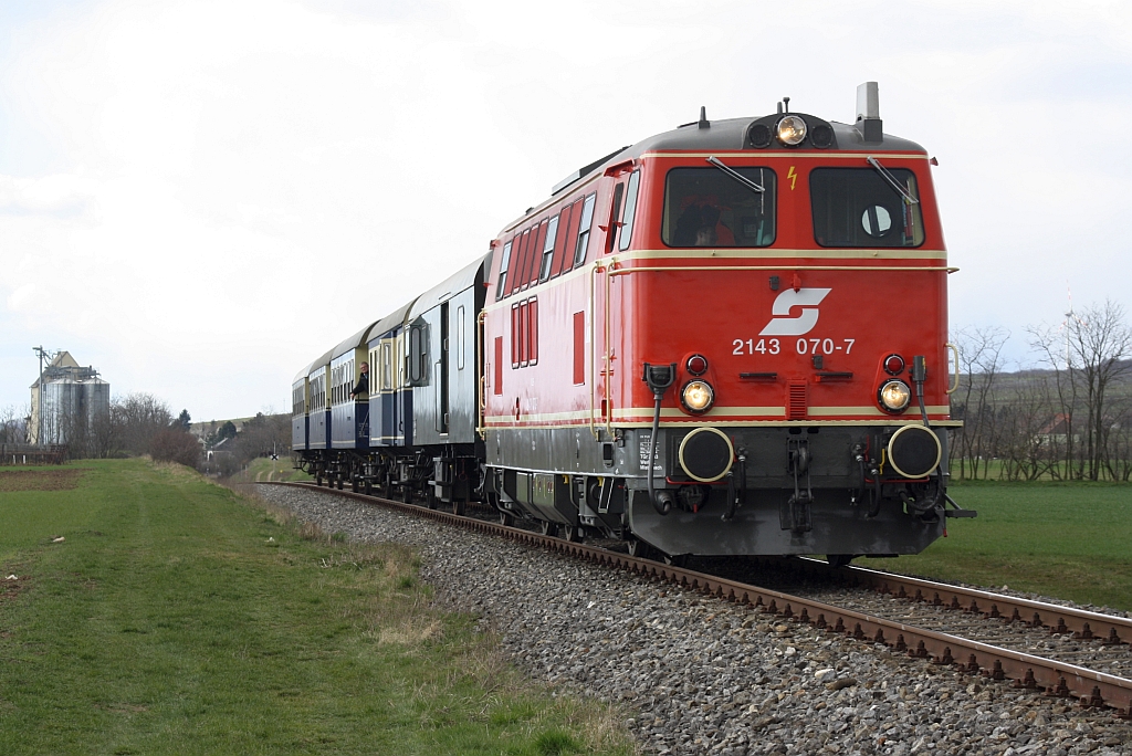 NLB 2143 070-7 am 06.April 2015 mit dem SR 14517 bei Dobermannsdorf.