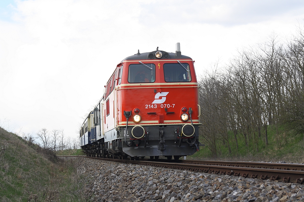 NLB 2143 070-7 am 06.April 2015 mit dem SR 14517 bei Hohenau.