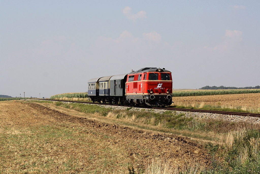 NLB 2143 070-7 am 08.August 2015 mit dem SEZ 17087 von Ernstbrunn nach Würnitz-Hetzmannsdorf vor Naglern.