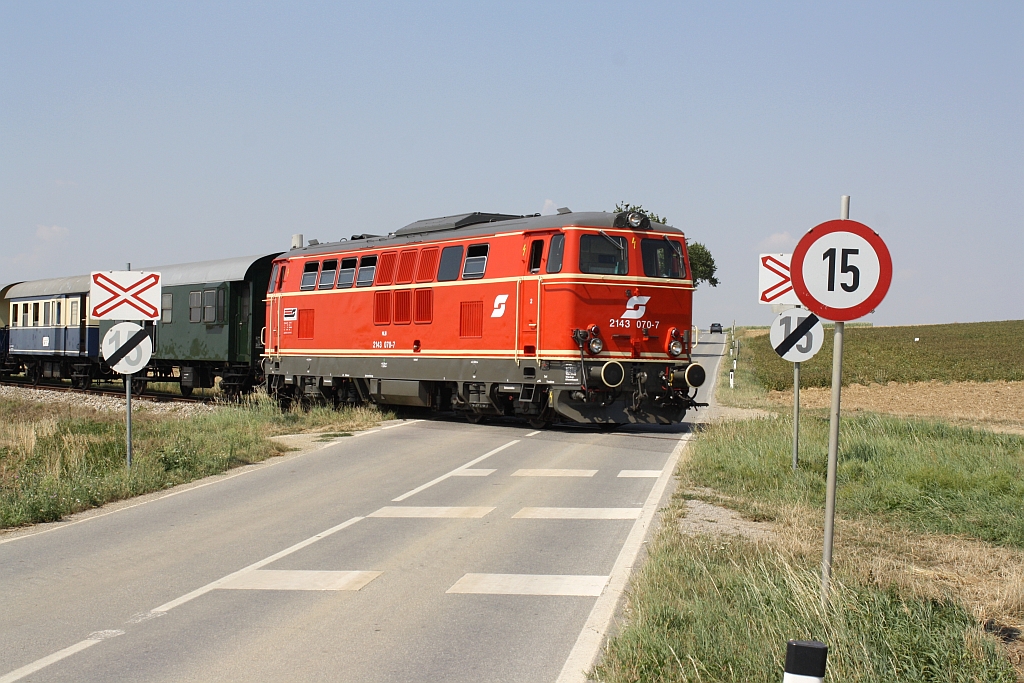 NLB 2143 070-7 am 08.August 2015 mit dem SEZ 17087 von Ernstbrunn nach Würnitz-Hetzmannsdorf vor Naglern.