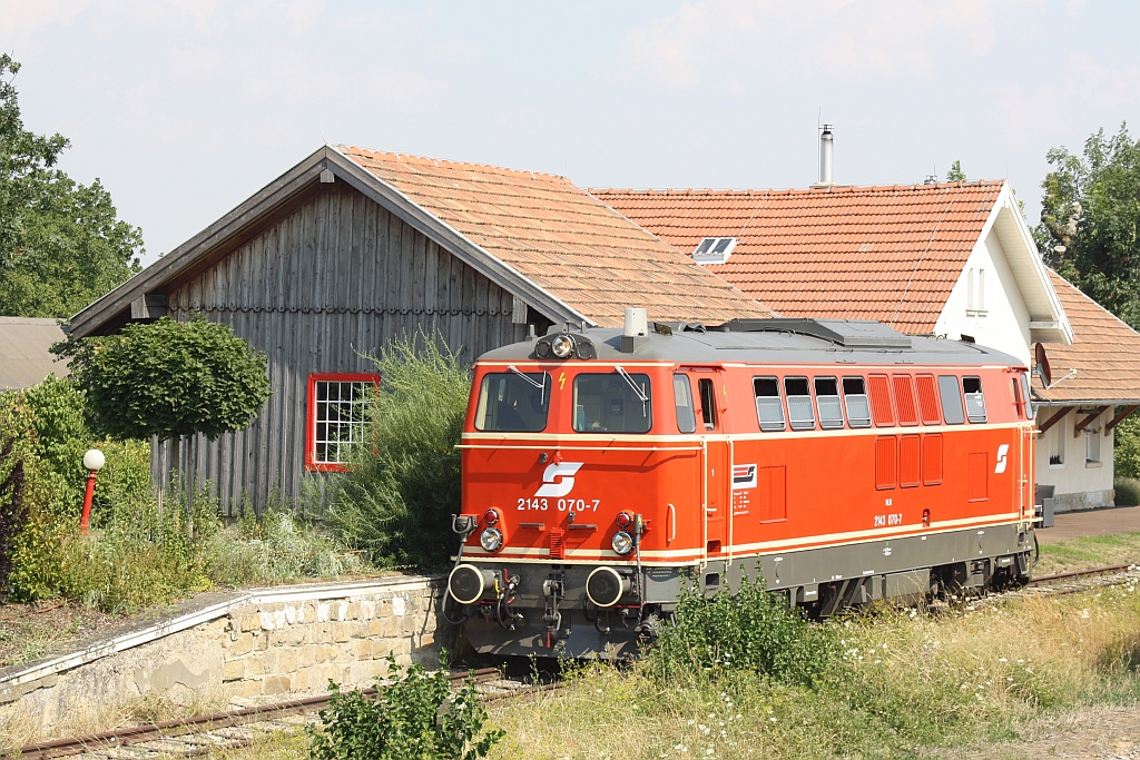 NLB 2143 070-7 am 08.August 2015 in Würnitz-Hetzmannsdorf beim wenden vom SEZ 17087 auf den SEZ 17088 vor dem erhalten gebliebenen ehemaligen Güterschuppen.