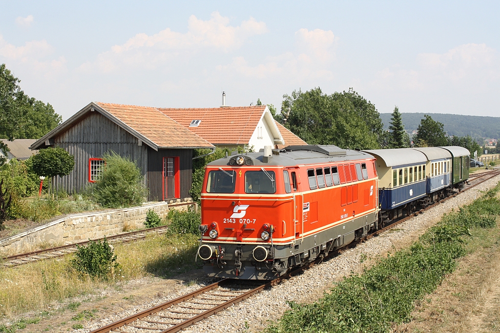 NLB 2143 070-7 am 08.August 2015 mit dem SEZ 17088 in Würnitz-Hetzmannsdorf.