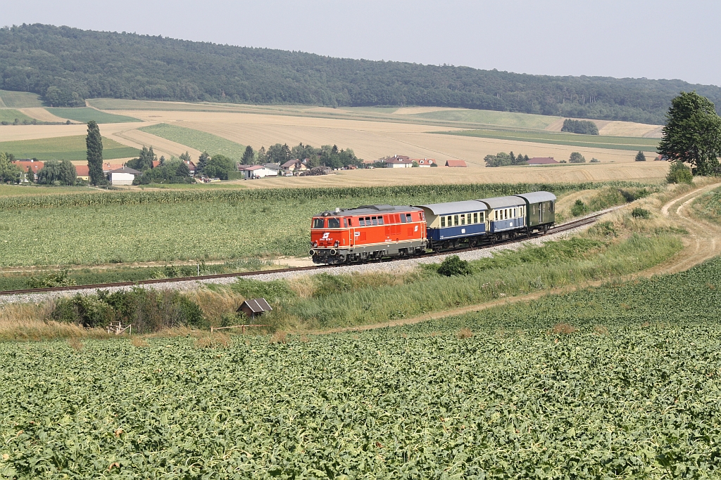 NLB 2143 070-7 am 08.August 2015 mit dem SEZ 17088 (Würnitz-Hetzmannsdorf - Ernstbrunn) vor Karnabrunn.