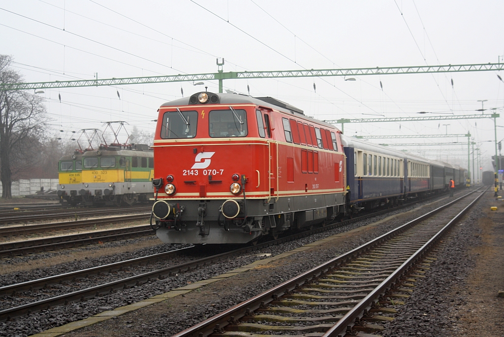 NLB 2143 070-7 am 08.Dezember 2015 mit dem SLP 94039 in Sopron.