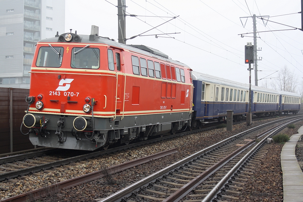 NLB 2143 070-7 am 08.Dezember 2015 mit dem SLP 94040 in Simmering.