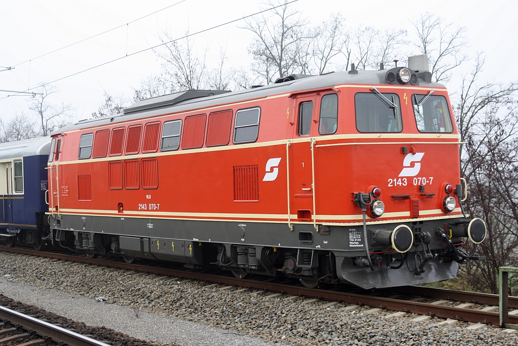NLB 2143 070-7 am 08.Dezember 2015 vor dem SLP 94040 in Ladendorf.