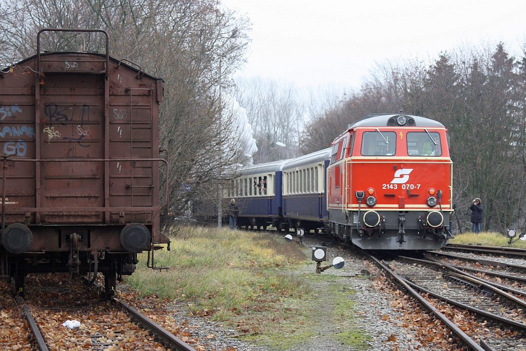 NLB 2143 070-7 am 08.Dezember 2015 als Heizlok am Schluß des SR 17675 bei der Ausfahrt aus Mistelbach LB.