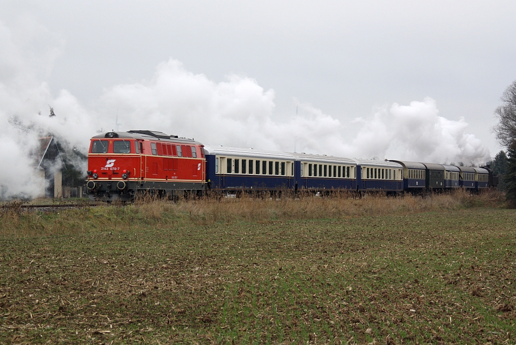NLB 2143 070-7 am 08.Dezember 2015 als Heizlok am Schluß des SR 17675 bei Bullendorf.