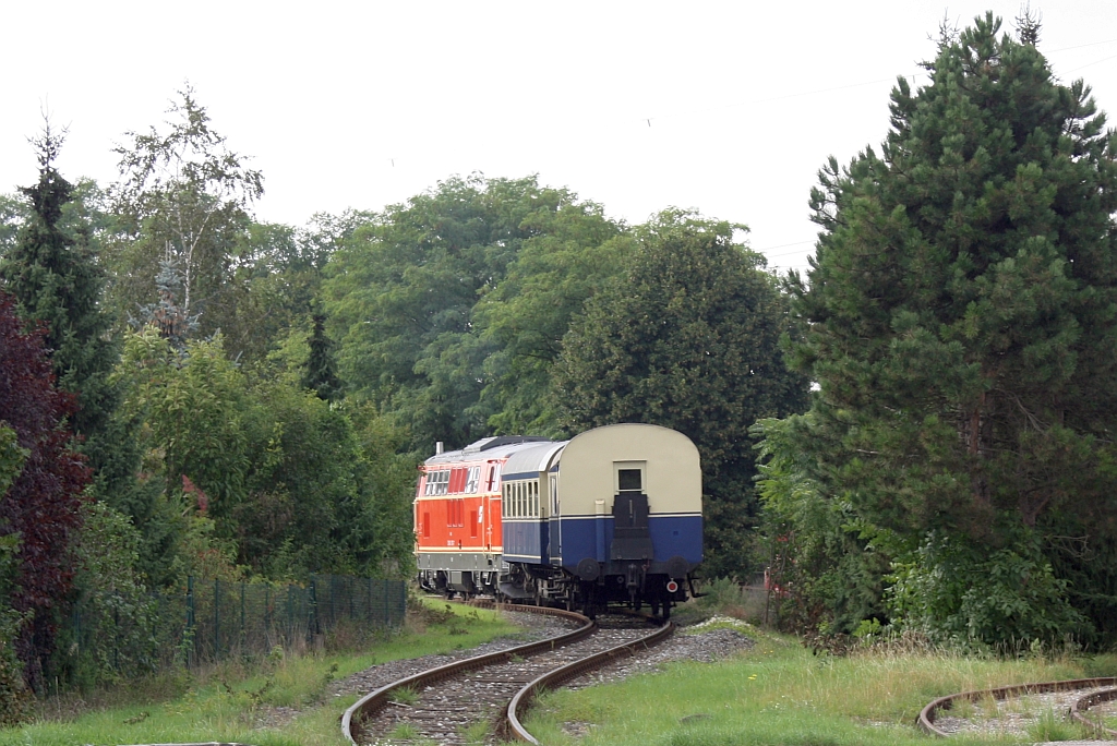 NLB 2143 070-7 am 11.September 2015 mit dem SR 17331 auf dem Verbindungsgleis zwischen Landesbahnhof und Staatsbahnhof in Mistelbach.