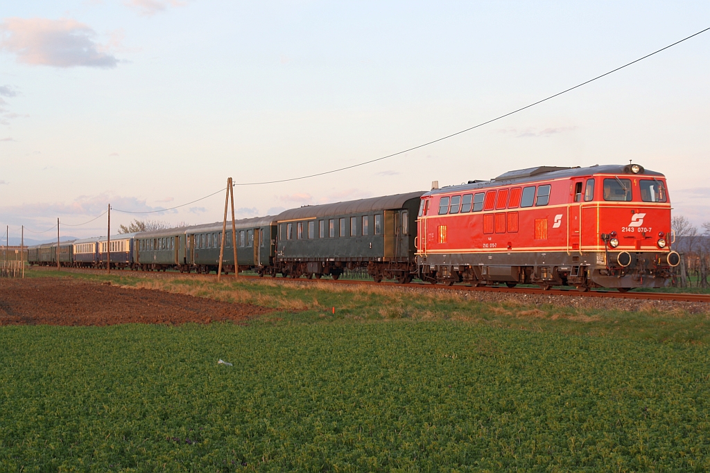 NLB 2143 070-7 am 12.April 2015 mit dem SLP 14584 auf der inneren Aspangbahn bei Sollenau.