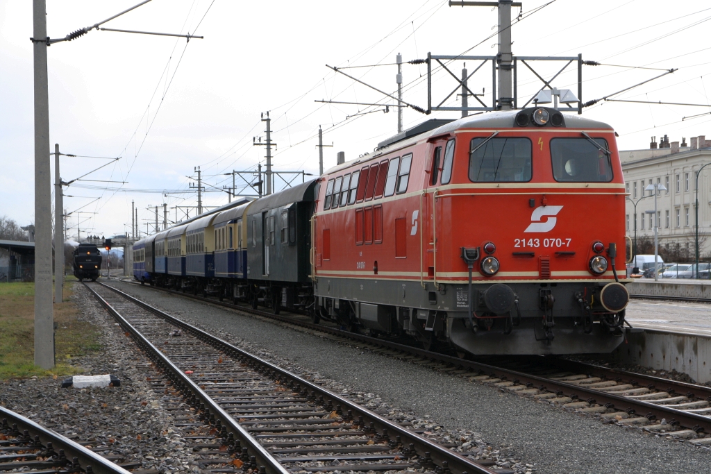 NLB 2143 070-7 am 14.Dezember 2019 als letztes Fahrzeug des SR 17597 nach Hartberg im Bahnhof Felixdorf. Links hinten die LOKTM 52.4984, welche den Zug bis Aspang ziehen wird.