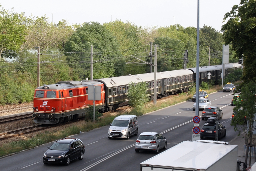 NLB 2143 070-7 am 17.September 2015 mit dem SLP 97518 von Inzersdorf Ort nach Wien FJB bei der Hst. Handelskai.