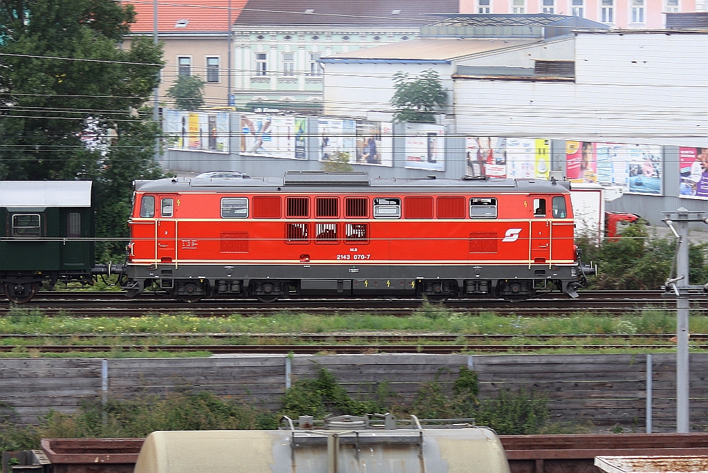NLB 2143 070-7 am 18.September 2015 vor dem SR 17040 im Bf. Jedlersdorf durchfahrend.