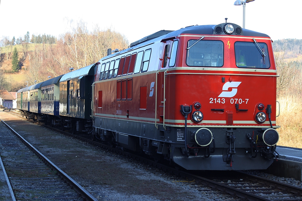 NLB 2143 070-7 am 19.Dezember 2015 mit dem SR 14051 in Tauchen-Schaueregg. 