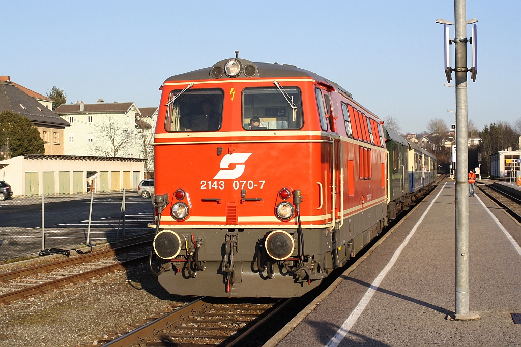 NLB 2143 070-7 am 19.Dezember 2015 mit dem SR 14051 in Friedberg.