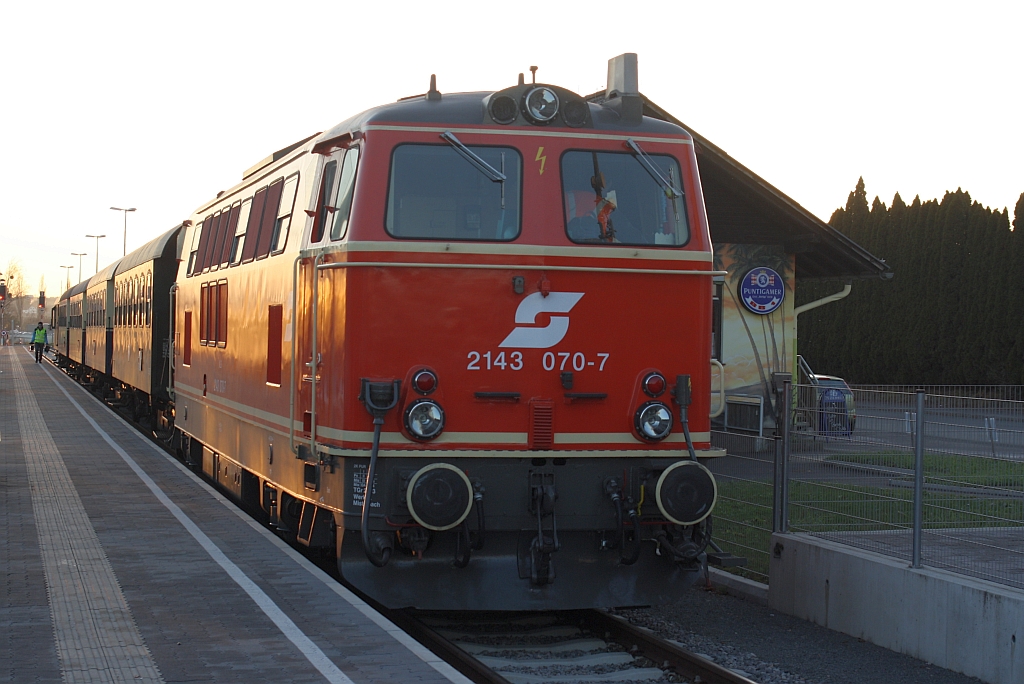 NLB 2143 070-7 am 19.Dezember 2015 mit dem SR 14052 in Hartberg.
