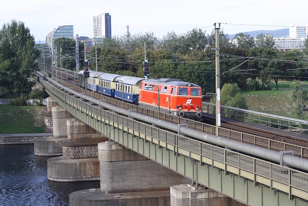 NLB 2143 070-7 am 19.September 2015 mit dem EZ 7490 kurz vor der aufgelassenen Hst. Strandbäder.