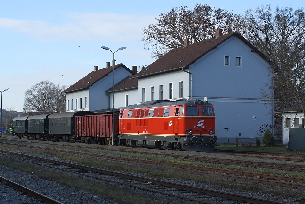NLB 2143 070-7 am 21.Dezember 2014 beim Verschub im Bf. Mistelbach LB.