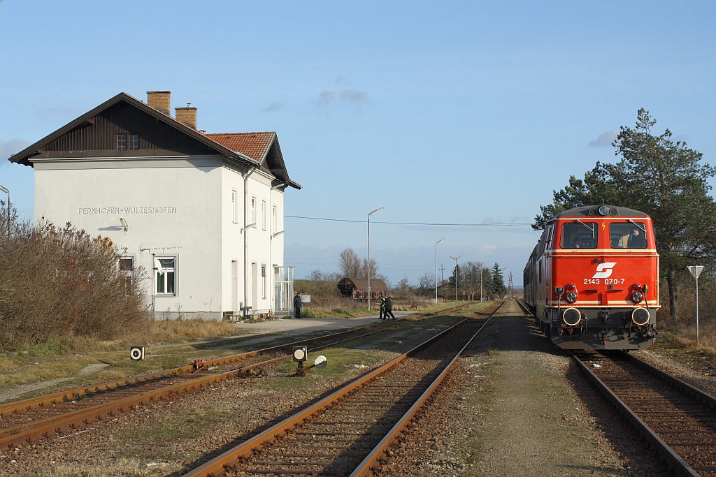 NLB 2143 070-7 am 21.Dezember 2014 mit dem SR 14293 im Bf. Pernhofen-Wulzeshofen.